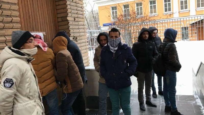 طلاب اليمن في روسيا يصعدون ويغلقون مبنى السفارة اليمنية في موسكو (صور)