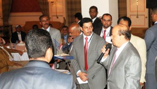 صحيفة: أمين الحوار «بن مبارك» يسعى لإقناع الرئيس بخيار الإقليمين بدعم من «بقشان»