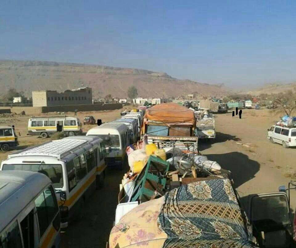 صورة من جريمة تهجير سكان دماج بعد حصار الحوثيين للمنطقة ومنع الم