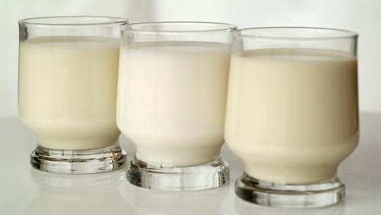 ما نوع الحليب الذي يحافظ على الشباب؟