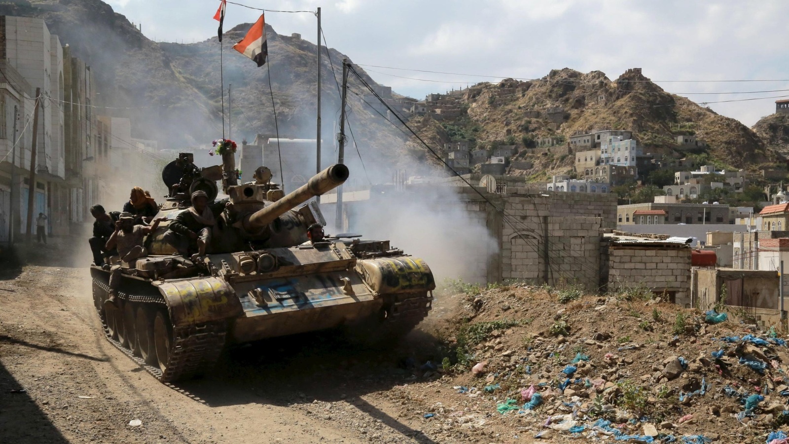مراقبون يستبعدون إطالة أمد الحرب في اليمن مع قرب إتمام عامها الأول