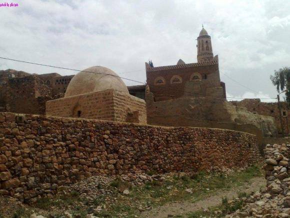 جماعة الحوثي تهاجم مدرسة لتحفيظ القران بشبام كوكبان وتنهب محتوياتها وتحتل مسجد الغيل