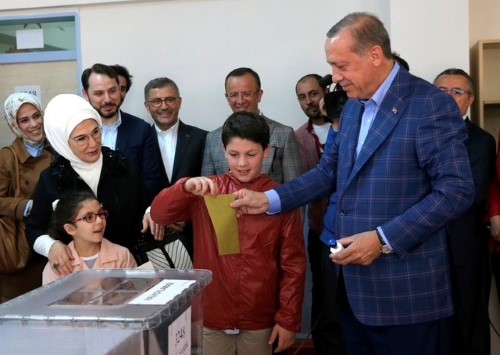  أردوغان يدلي بصوته وتصريح مفاجئ له