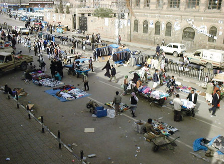 «البلدية» تقوم بإزالة عدد من البسطات في العاصمة صنعاء