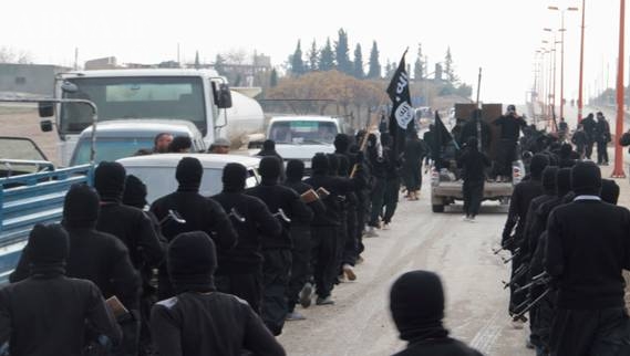 بالصور.. داعش يعدم 13 عراقياً على الملأ