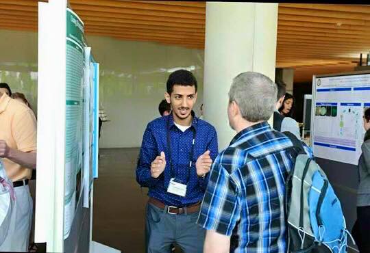 طالب يمني يمثل جامعة أمريكية مشهورة في مؤتمر علمي يضم 83 جامعة