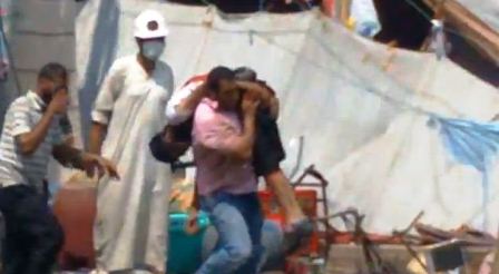 شاهد لحظة قنص شاب وهو يحمل جثة شهيد في مجزرة رابعة «فيديو»