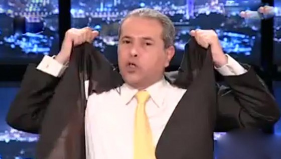 الإعلامي المصري توفيق عكاشةيعلن إغلاق قناته على الهواء مباشرة