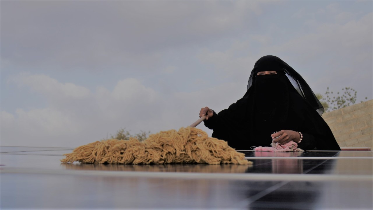 نساء يمنيات يشغلن مشروعاً لبيع الكهرباء في حجة