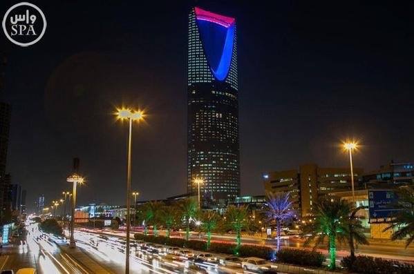 أعلى برج في الرياض يتزين بألوان العلم الفرنسي لمدة 3 ايام تضامناً مع فرنسا