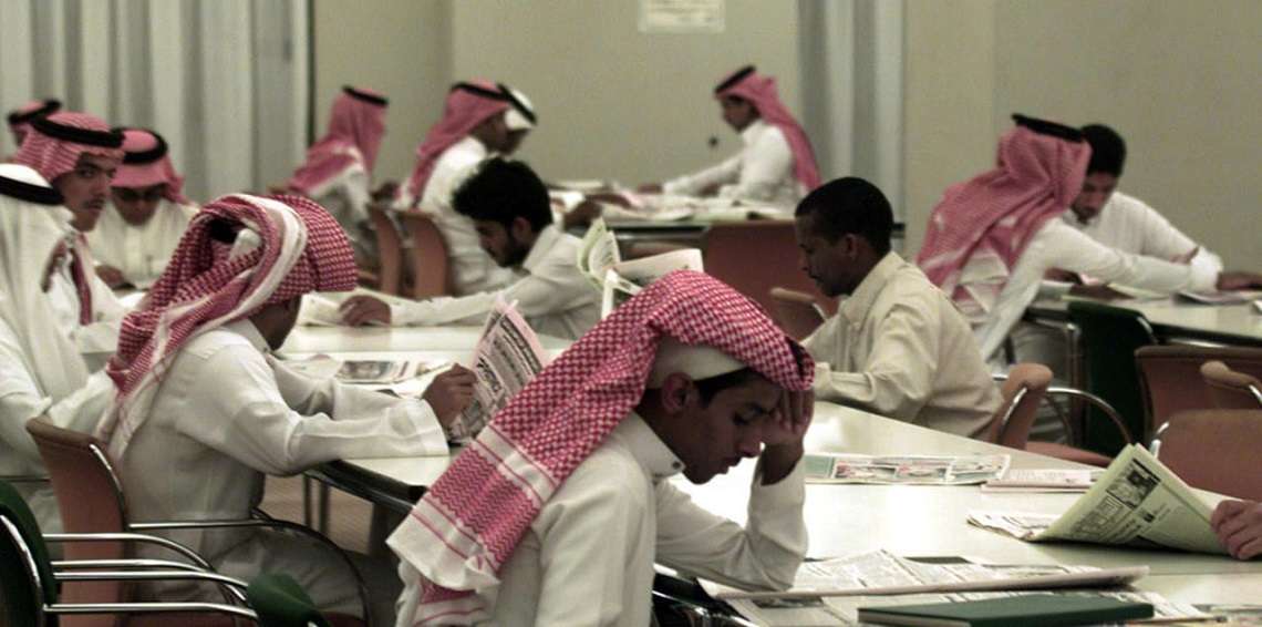 شاب سعودي جامعي يواجه البطالة بأسلوبه الخاص (صور)