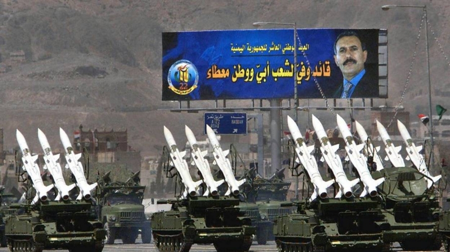 صالح عرض صواريخ بالستية ومتنوعة عام 2000 احتفالاً بالعيد العاشر 