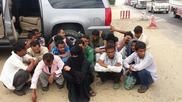 أمن طرق مكة تضَبْط شابين برفقتهما 19 مجهولاً من الجنسية اليمنية