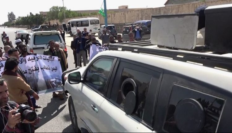 محتجون يعترضون موكب غريفيث في العاصمة صنعاء (صورة)
