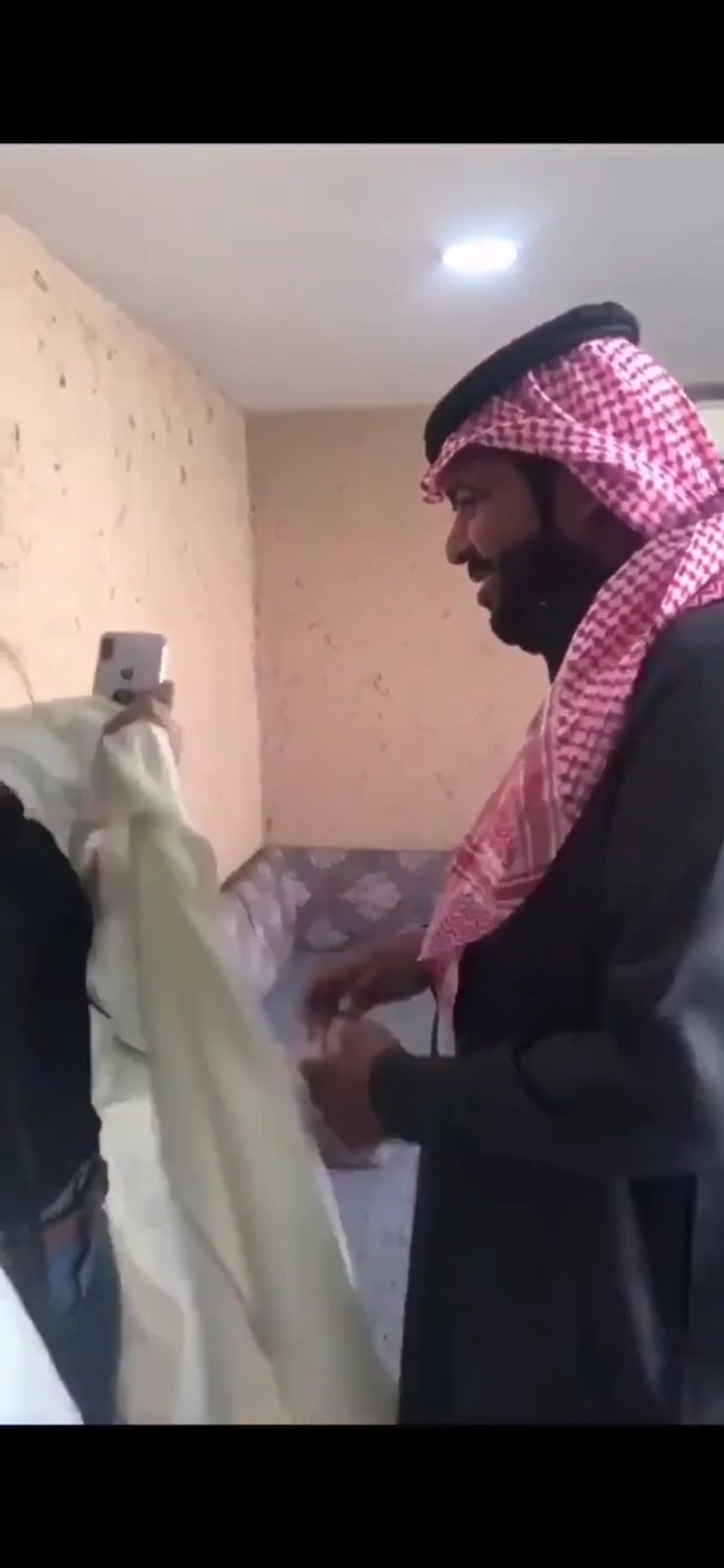 السلطات السعودية تلاحق المتورطين في مقطع خلع العباية 