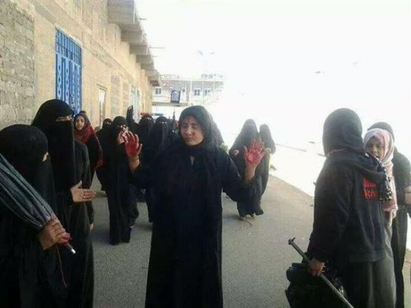 صورة من اعتداء المليشيات على تظاهرة نسائية بصنعاء - ارشيف