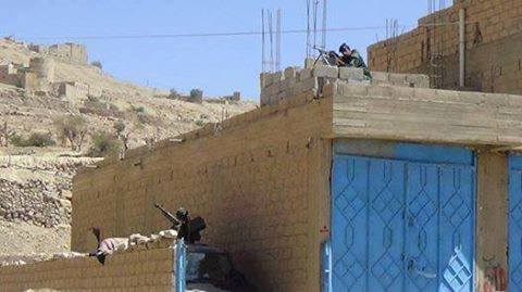 جنود في (نقطة بيت بادي)الأمنية بالمدخل الغربي لمدينة عمران