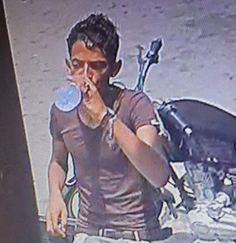 بالفيديو: شاب يقوم بسرقة مبلغ مالي «أكثر من 2مليون ريال» من داخل سيارة في الحديدة