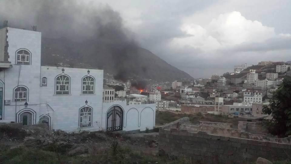 حريق يلتهم السوق السوداء وسط مدينة إب والمليشيا تقتل شابا بدمت (صورة)