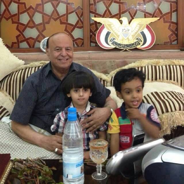 صورة نادرة للرئيس هادي مع طفلين من عائلته تثير حالة من الجدل والاهتمام
