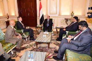 الرئيس هادي يلتقي السفير الأمريكي ويؤكد حرص حكومته على تحقيق السلام