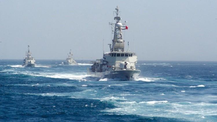 التحالف العربي والجيش اليمني يدمران زورقًا حوثياً مفخخًا كان يستهدف سفينة إماراتية