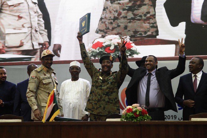 الأطراف السودانية المدنية والعسكرية توقع اتفاق تقاسم السلطة في البلاد