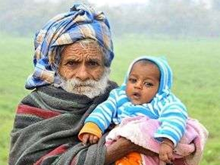 هندي ينتزع لقب اكبر أب في العالم 