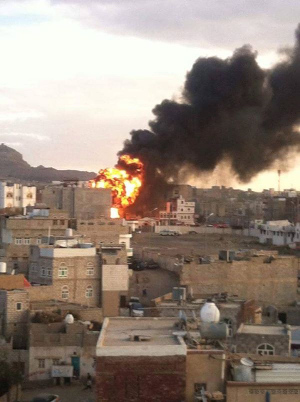 حريق هائل يلتهم سوقا سوداء لبيع المشتقات النفطية في العاصمة صنعاء (صور)