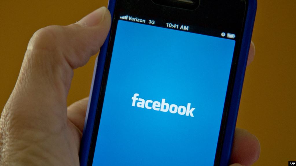 فيسبوك يعترف بفتح كاميرا الهاتف دون علمك.. وهذا ما عليك فعله فورا