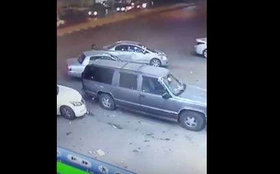 بالفيديو .. لحظة سرقة سيارة بداخلها امرأة في السعودية