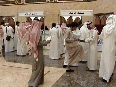 بعض الشباب السعوديين يطلقون مبادرات لتشغيل أنفسهم فيما ينتظر كثي
