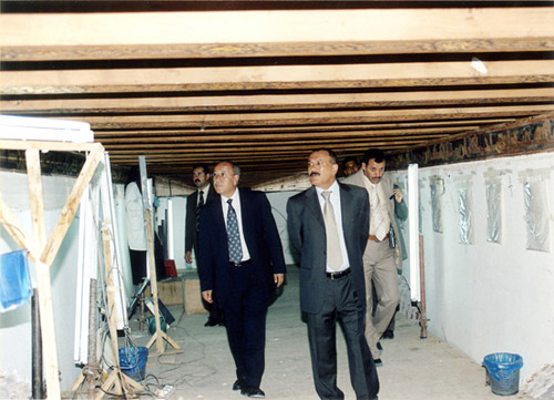 صالح ومدير أمانة رئاسة الجمهورية أثناء زيارة لداخل المسجد الكبير