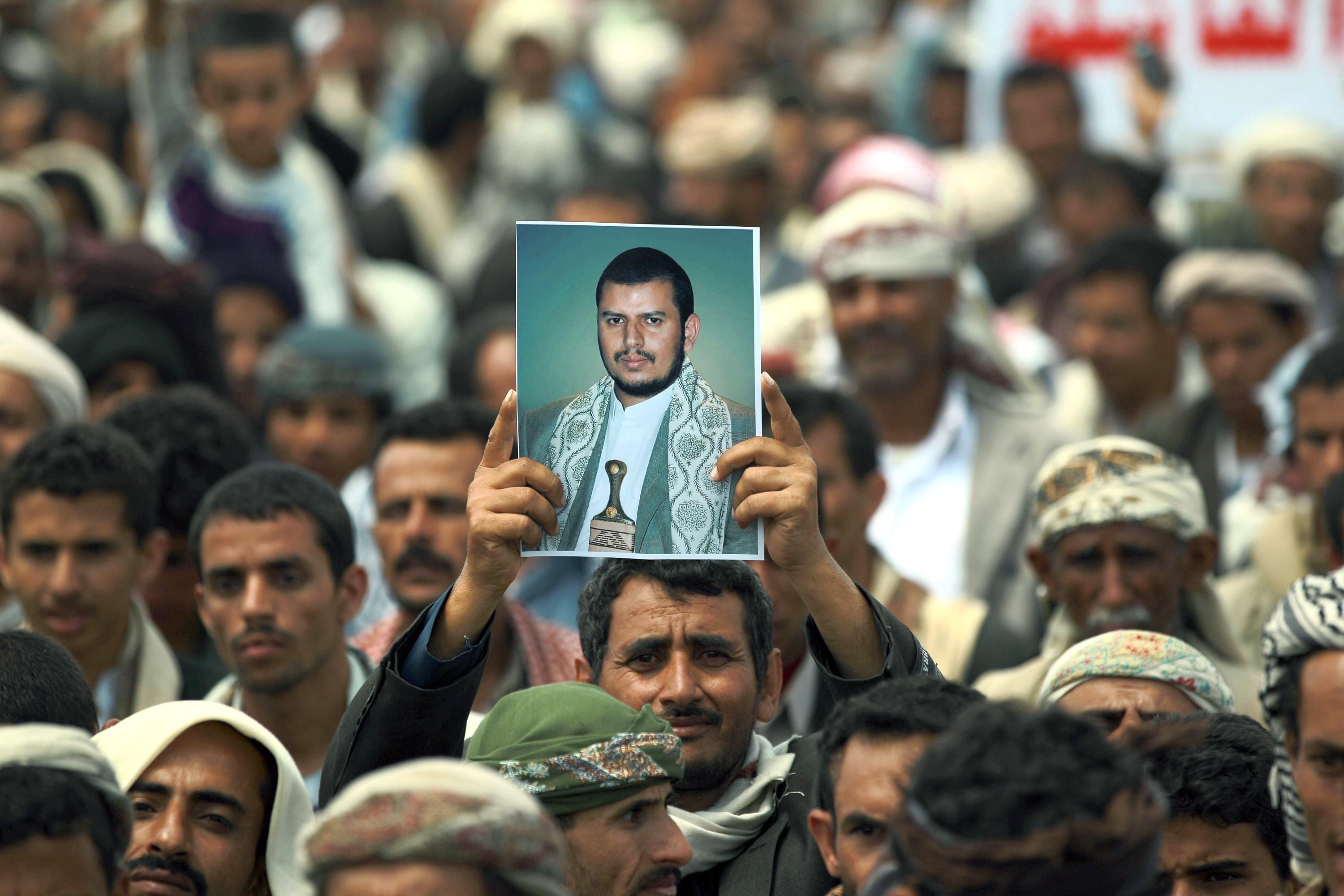 إعلامي مقرب من صالح: الحوثيون يجبرون الناس على مبايعة عبد الملك الحوثي