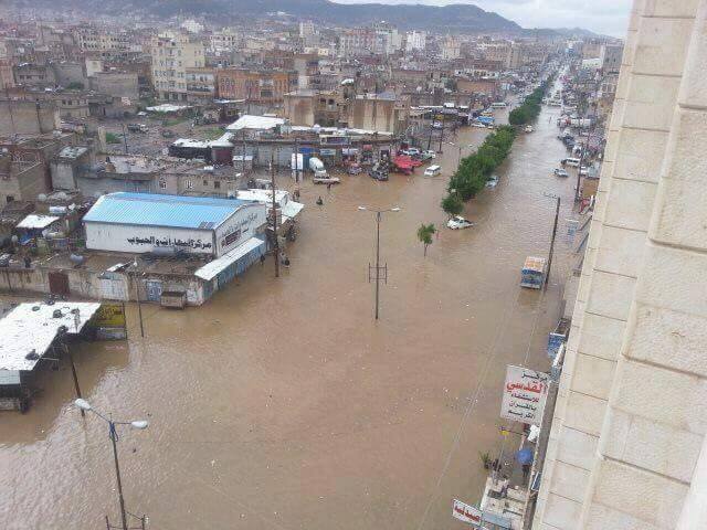 بالصور: سائلة مدينة صنعاء تمتلئ بالمياة و«حي مذبح» يغرق