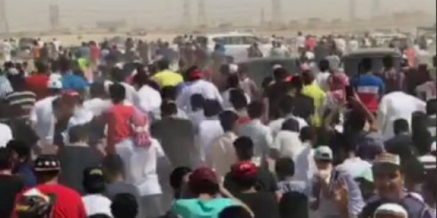 آلاف الشباب في الكويت ينطلقون رغم الصيام وحرارة الشمس للتنقيب عن كنز وسط الصحراء (فيديو)