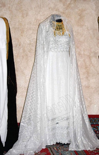 بالصور..فستان زفاف عمره 50 عاماً وارتدته 25 عروساً