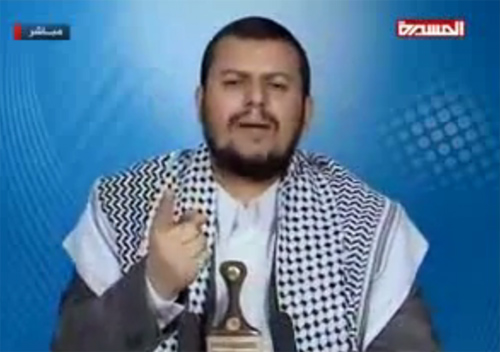 عبدالملك الحوثي في أحد خطاباته وهو يدعو إلى الفوضى ورفع السلاح