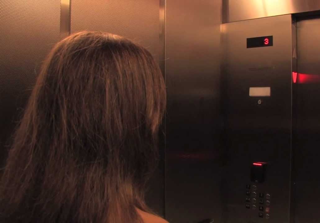 في مصعدٍ بدبي .. مديرة رفضت طلب شاب التقاط سيلفي معها وهذا ما حدث لها