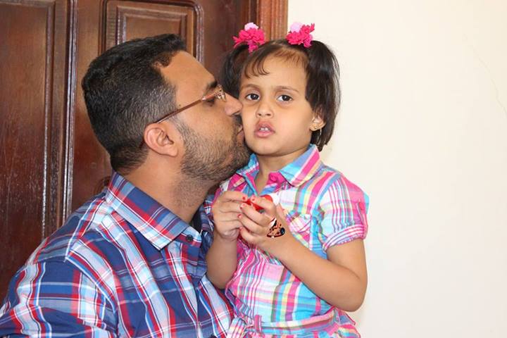 رسالة وصورة خاصة ونادرة  لمعتقل الثورة إبراهيم الحمادي وهو يقبل طفلته في السجن المركزي في أيام العيد