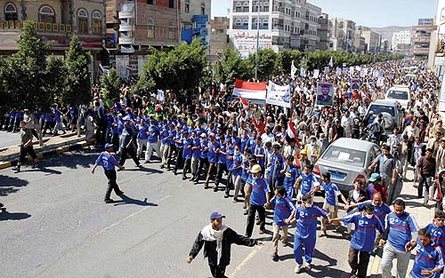 مسيرة نوعية في صنعاء تخترق حي الحصبة وتقترب من مبنى التلفزيون
