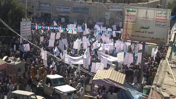 الحوثيون يفضون مظاهرة لأنصار المخلوع بقوة السلاح في حجة