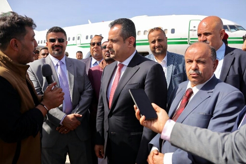 رئيس الحكومة أثناء وصوله مطار عدن