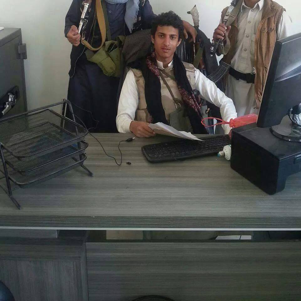 شاهد أول صورة للميليشيات الحوثية في مكاتب دار الرئاسة في العاصمة صنعاء