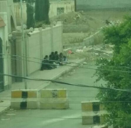شاهد بالصورة.. الحوثيون أمام منزل رئيس الوزراء المستقيل خالد بحاح