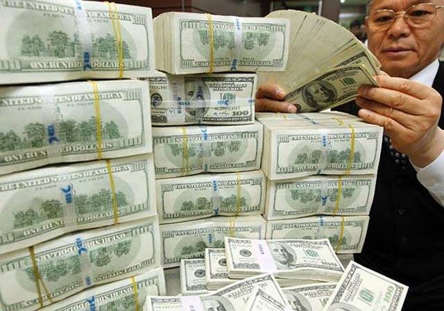 الدولار الأمريكي يواصل ''قفزه الجنوني'' أمام الجنيه المصري