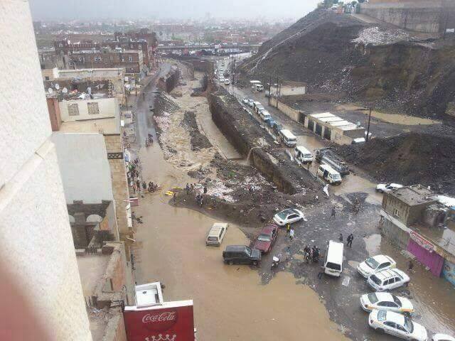 العثور على جثة طالبين جرفتهم السيول إلى إحدى حواجز المياة في كلية الهندسة بجامعة صنعاء