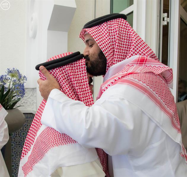 محمد بن سلمان يقبل رأس ملك البحرين خلال استقباله بالمغرب (صورة)