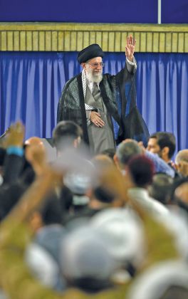 مرشد طهران «خامنئي» يتعهد بالتصدي لأميركا ويؤكد أن مقاومة اليمن بلورة للتضحية الإيرانية
