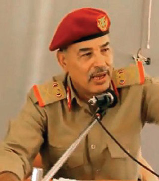 قائد المنطقة العسكرية الثالثة يخلع الرتب وبزته العسكرية في اجتماع مع وجهاء «آل شبوان»